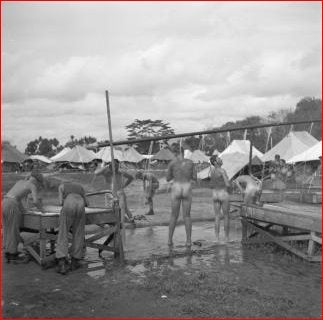 Douchende militairen op het Tiger Lane Camp